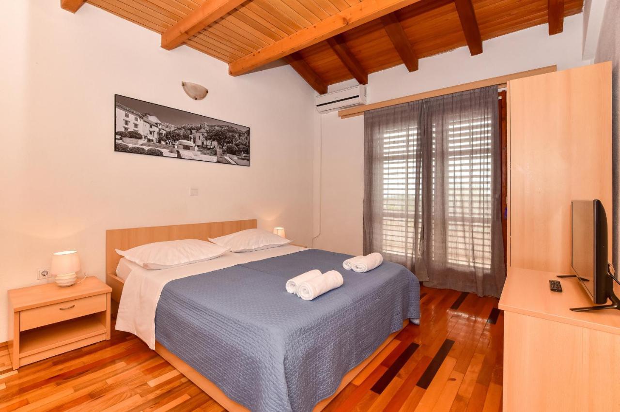 Apartmani Mate Макарска Екстериор снимка